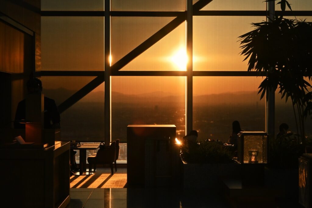 パークハイアット東京に差す夕日